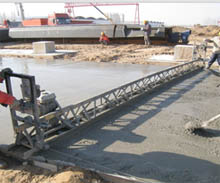河南鄭州新建廠房，框架整平機攤鋪水泥路面